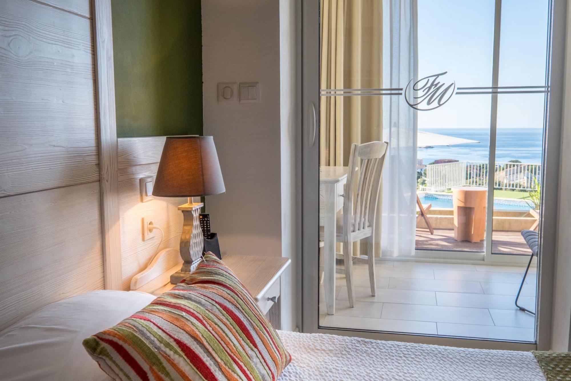 Hotel Funtana Marina Л'Иль-Рус Экстерьер фото